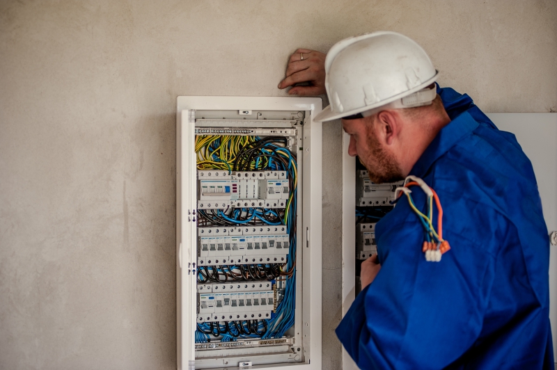 electricite-STE MAXIME-min_electrician-2755683